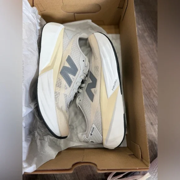 Women's New Balance FuelCell Rebel - Picture 3 of 5